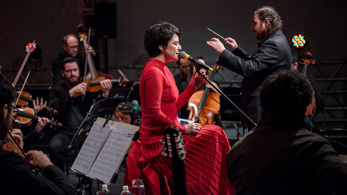 Fernanda Takai e Orquestra Ouro Preto se juntam para homenagear Tom Jobim