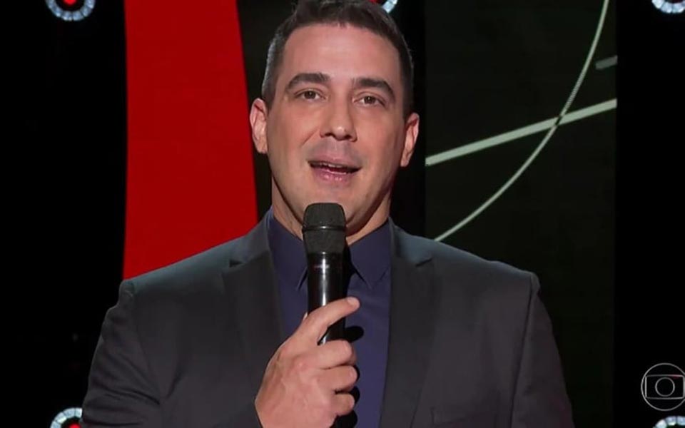André Marques assume The Voice com homenagens a Tiago Leifert e Marília Mendonça