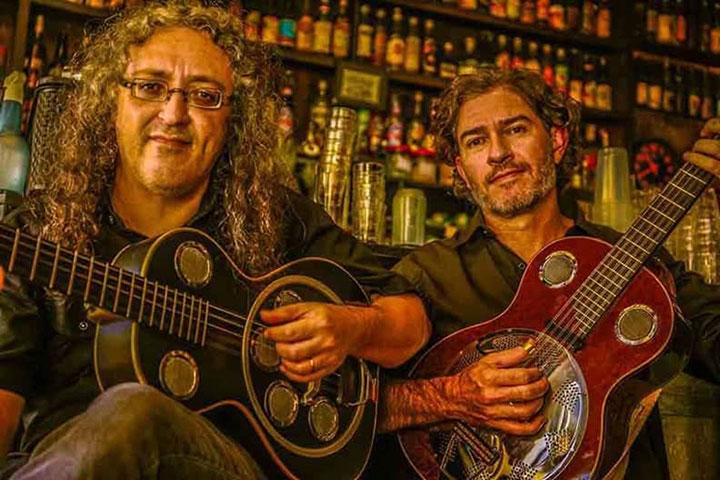 Projeto de dupla de violeiros traz clássicos do rock à moda de viola