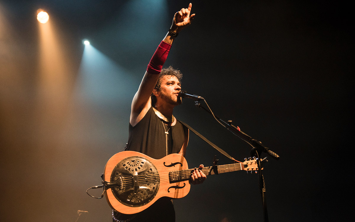 Paulinho Moska comemora aniversário com grande show no Circo Voador