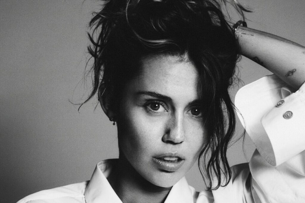 Miley Cyrus Lança Novo Single E Clipe Used To Be Young 4139